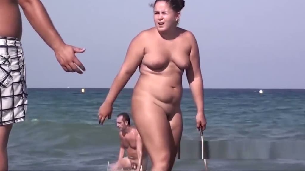 Voyeur espia MILFs nuas e curvilíneas, com bundas redondas, na praia