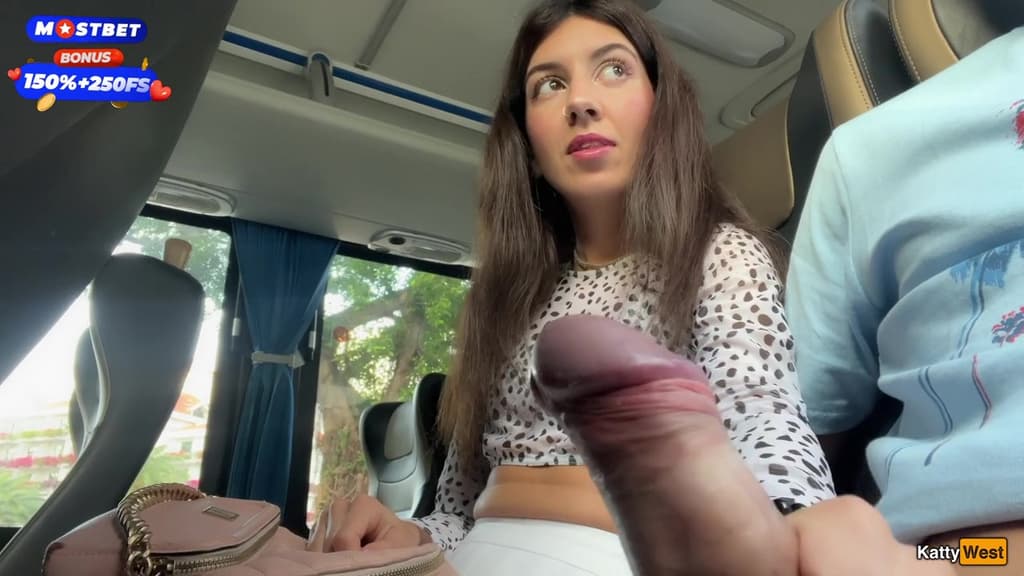 バスに乗っていた女が、露出した俺の勃起したチンポを撫でに来やがった