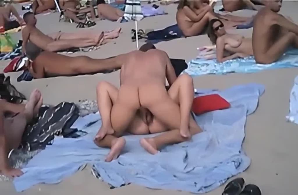 Paarungszeit am FKK-Strand – Zusammenstellung von Sexszenen mit schamlosen Nudisten
