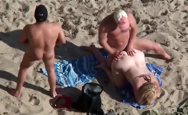Crazy couples fuck on the beach and don't care about others watching