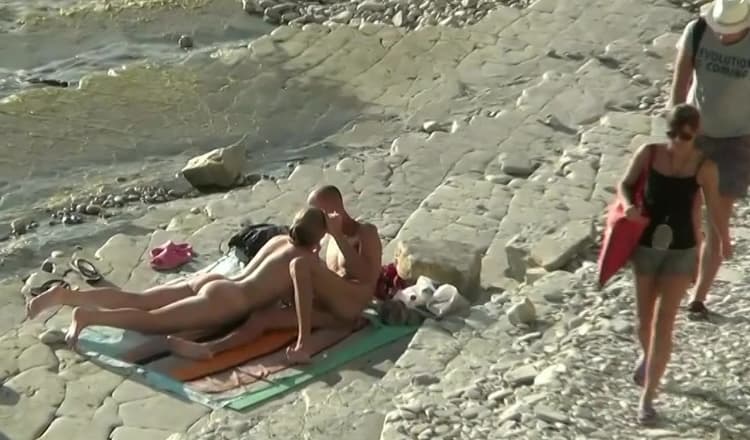 Una coppia di nudisti fa sesso senza remore in piena vista sulla spiaggia 