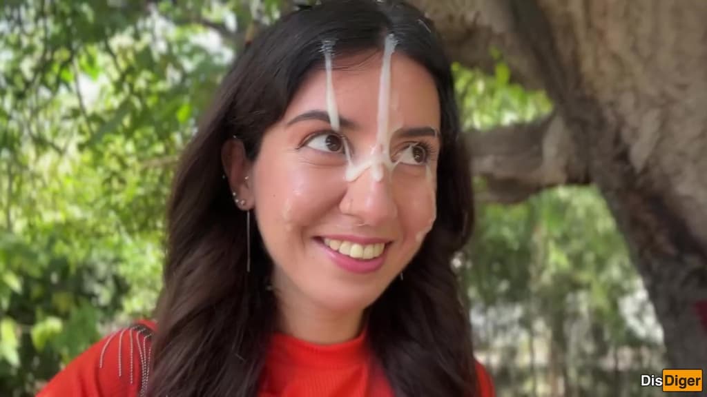 Una chica loca chupa pollas en la calle para un enorme «cumwalk» en público