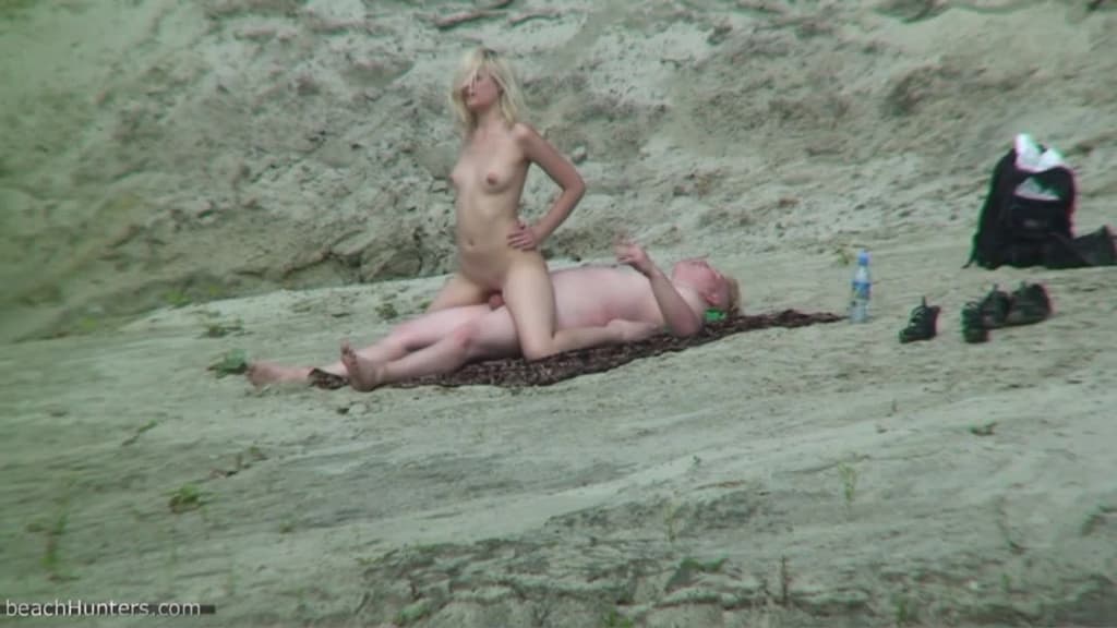 Heiße Blondine erwischt, wie sie den Schwanz ihres Freundes am Nacktstrand reitet